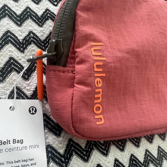 BUNDLE NWT Mini Belt Bag & Never Lost Keychain - Picture 6 of 16